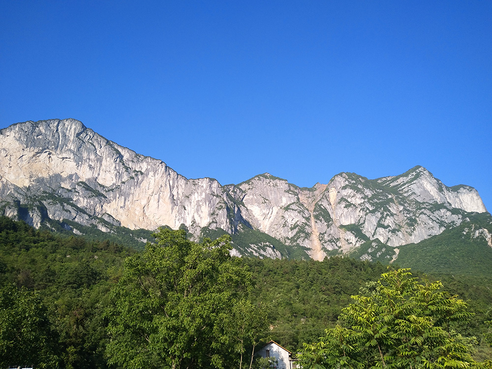 励志苦旅游