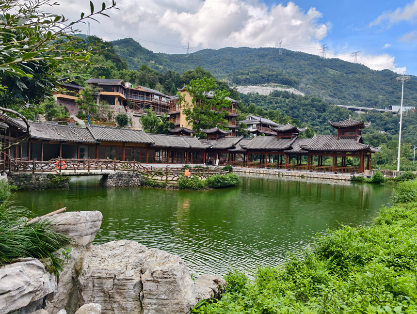 隐于月山，枕溪而居